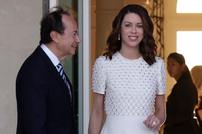 El multimillonario John Paulson y su pareja, Alina de Almeida (quien luce un gran anillo de diamantes en la mano izquierda), al recibir al expresidente y candidato republicano a la presidencia de EE UU Donald Trump en su casa Palm Beach, Florida.