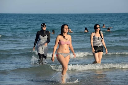 Varias mujeres se ba&ntilde;an en la playa de Ghar el Melh, en T&uacute;nez, este martes. 