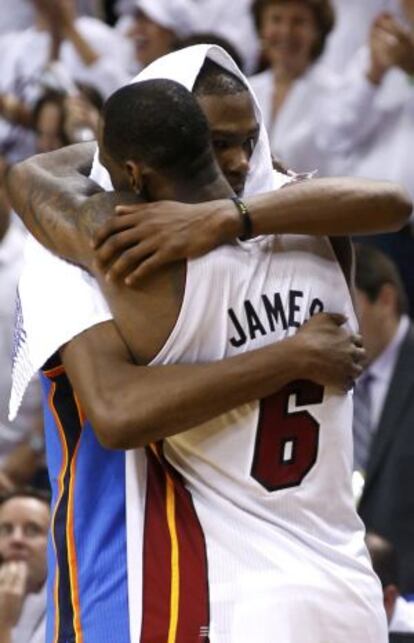 Kevin Durant felicita a LeBron James.