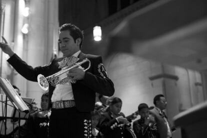 Álvaro Paulino, del Mariachi Jalisco, durante una presentación en la iglesia del Perpetuo Socorro.