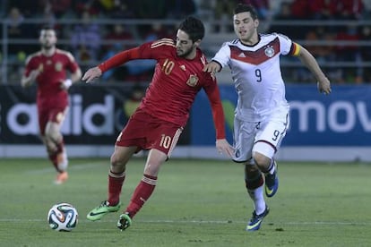 Isco controla ante Volland