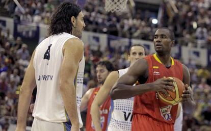 Scola e Ibaka, durante el amistoso España-Argentina.