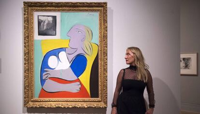 Diana Widmaier Picasso, nieta de Pablo Picasso, posa junto a la pintura que representa a su abuela Marie-Therese Walter, &#039;Mujer en un sof&aacute; amarillo&#039;, en la National Portrait Gallery de Londres.
 
 
 
