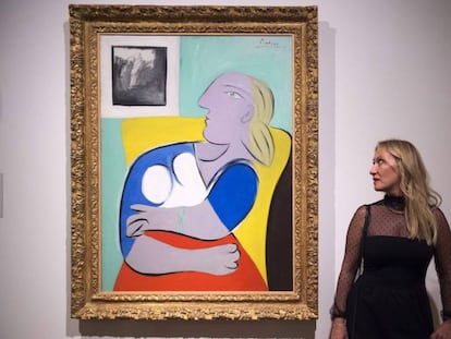 Diana Widmaier Picasso, nieta de Pablo Picasso, posa junto a la pintura que representa a su abuela Marie-Therese Walter, &#039;Mujer en un sof&aacute; amarillo&#039;, en la National Portrait Gallery de Londres.
 
 
 