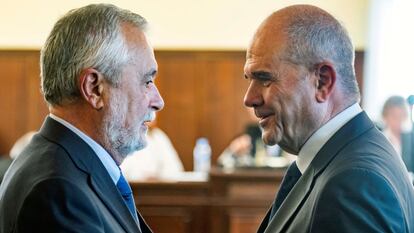 Los expresidentes socialistas de la Junta de Andalucía Manuel Chaves (derecha) y José Antonio Griñán, durante el juicio del 'caso de los ERE' en la Audiencia de Sevilla en diciembre de 2018.