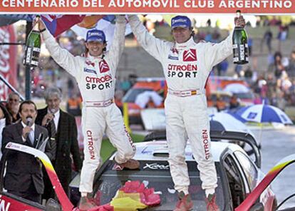 Carlos Sáinz y su copiloto Marc Martí celebran su triunfo en el Rally Argentina 2004.