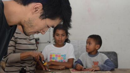 Tempei, orientador del centro de innovación de la favela, apoya los proyectos de tecnología social que niños, adolescentes y adultos desarrollan en este espacio comunitario.

