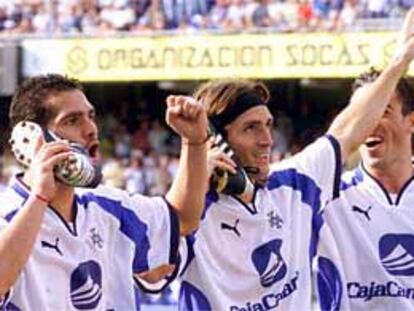 Marioni (en el centro) y sus compañeros celebran uno de sus goles telefoneando por medio de sus botas.