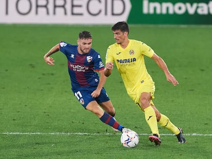 Gerard Moreno trata de regatear a Javier Galán este domingo en La Cerámica en el partido entre el Villarreal y el Huesca.