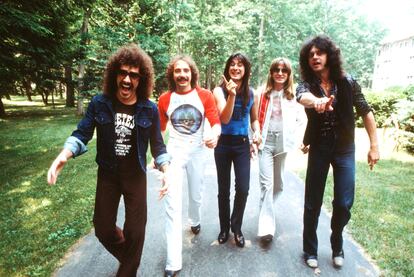 Journey fotografiados en New York en junio de 1979. De izquierda a derecha, Neal Schon, Steve Smith, Steve Perry, Ross Valory y Gregg Rolie. 