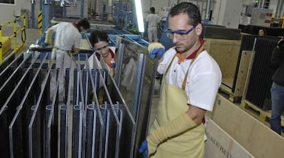 Trabajadores de la f&aacute;brica de T-Solar en Ourense, en una imagen de 2009.