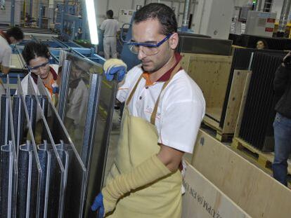 Trabajadores de la f&aacute;brica de T-Solar en Ourense, en una imagen de 2009.