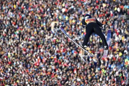 El japonés Ryoyu Kobayashi compite durante los saltos de esquí celebrados el día de año nuevo en Garmisch-Partenkirchen (Alemania).
