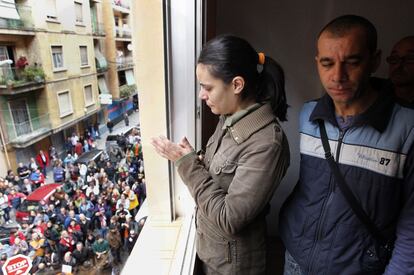 El matrimonio espera en el piso a que el juez les notifique que no serán desalojados. Mientras, en la calle, continúa la concentración de apoyo.