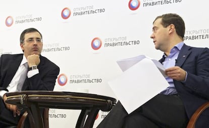 Serguei Guriev (izquierda) con Dmitri Medvédev.