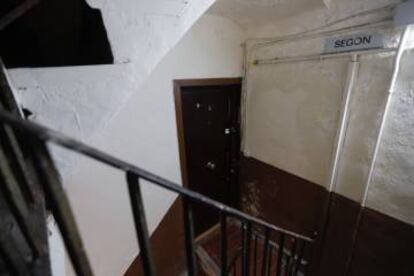 La porta de la casa de la dona que va ser assassinada a Barcelona.