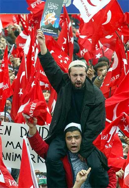 Manifestación de islamistas en Estambul contra las caricaturas de Mahoma.