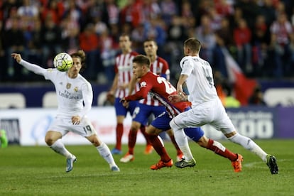 Vietto entre Ramos y Modric