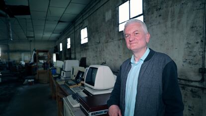 Carlos Izquierdo posando con algunas de las computadoras del museo que tiene previsto abrir próximamente en Majadas de Tiétar (Extremadura)