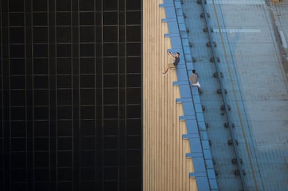 Dos hombres toman una serie de autorretratos en el techo de un edificio de gran altura en Hong Kong.