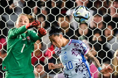 Gaelle Thalmann (a la izquierda), porta de Suiza, despeja una bola lanzada por Jennifer Hermoso.