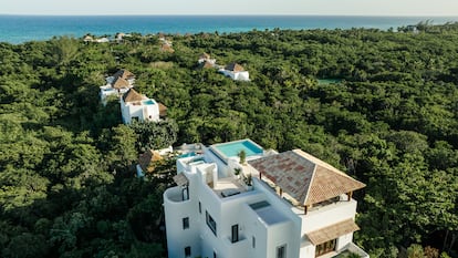 El pequeño Hotel Esencia, en la playa Xpu-Ha de Tulum (México), es “uno de los lugares más privados e íntimos de la turística Riviera Maya”. La noche en una de sus 51 habitaciones cuesta 1.100 dólares (988 euros).