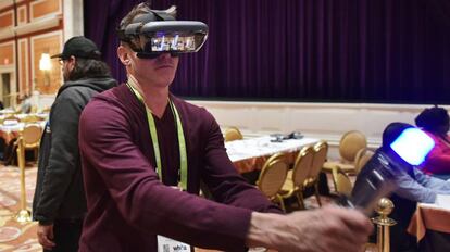 Presentación de unas gafas de realidad virtual de Lenovo, en CES 2018.