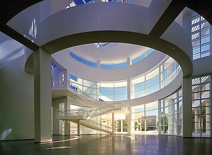 Atrio del célebre Getty Center, en Los Ángeles (Foto extraída del libro Meier. Meier and Parteners Complete Works 1963-2008, de la editorial Taschen).