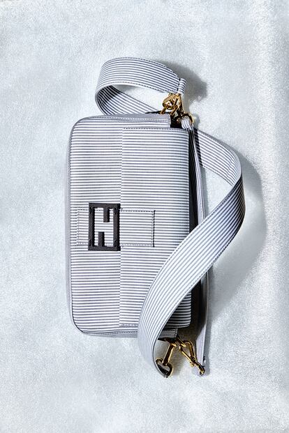 Fendi. Aunque la marca romana nunca ha dejado de comercializarlo, el bolso baguette cumple 25 años, de ahí que la firma haya decidido rescatar del olvido sus primeros modelos, aquellos que llevaba Carrie Bradshaw en Sexo en Nueva York.
