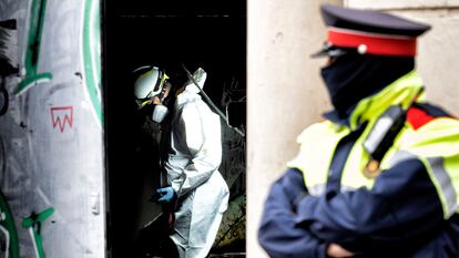 Agentes de la policía científica del cuerpo de Mossos d'Esquadra investigaron durante días las causas del fuego, que no hallaron con exactitud.

