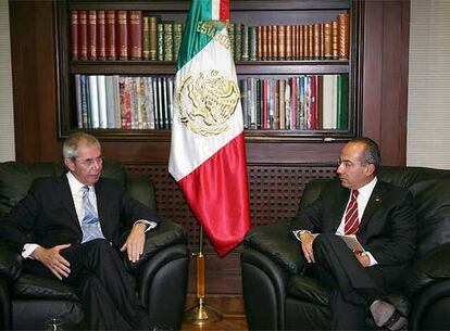 El presidente de la Xunta de Galicia, Emilio Pérez Touriño (izqda.) y el presidente de México, Felipe Calderón, durante la entrevista que han mantenido en la residencia oficial de Los Pinos de la Ciudad de México.