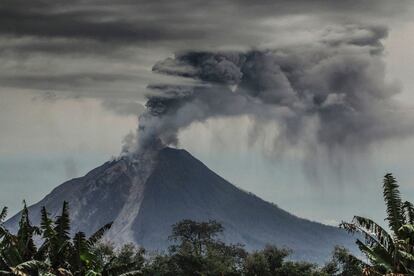 El Monte Sinabung arroja ceniza volcánica en Karo, al norte de la provincia de Sumatra (Indonesia).