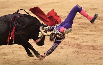 Román, en la voltereta que le infligió su primer toro de la tarde.