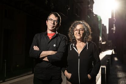 Joni D y Amparo Martín, fundadores y propietarios del sello Kasba, que cumple dos décadas y lo celebra editando 11 vinilos que recuperan su historia.