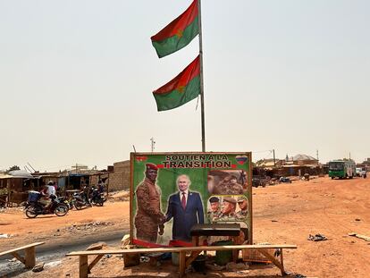 Un cartel muestra en Uagadugú al presidente de Burkina Faso, Ibrahim Traoré, y a Putin junto al mensaje: “Apoyo a la transición'.