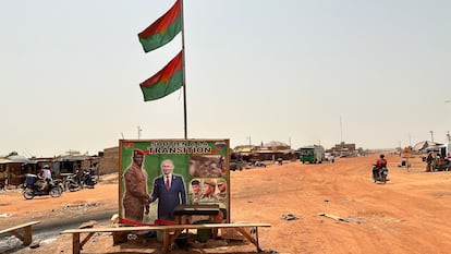 Un cartel muestra en Uagadugú al presidente de Burkina Faso, Ibrahim Traoré, y a Putin junto al mensaje: “Apoyo a la transición'.