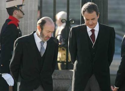 José Luis Rodríguez Zapatero dialoga con Alfredo Pérez Rubalcaba durante la conmemoración de la Pascua Militar en el Palacio Real.