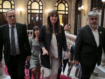 Laura Borràs, acompañada del expresident Quim Torra y de Albert Batet, presidente del grupo de Junts, el día que se votó su suspensión.