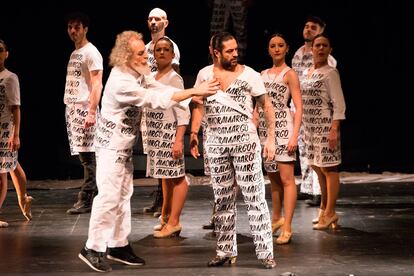 Historias divinas y humanas. La cultura clásica cobrará nueva voz en Mérida (el festival se celebra hasta el 25 de agosto) con apuestas como Dionisio, ballet en el que Rafael Amargo y su compañía rendirán homenaje al dios griego del teatro, el vino y el éxtasis (16 y 17 de julio, en la imagen); Viejo amigo Cicerón, de Ernesto Caballero y dirigida por Mario Gas, en la que José María Pou se mete en la piel del orador romano (del 3 al 7 de julio), o Prometeo, la obra de Esquilo reinterpretada por Luis García Montero y dirigida por José Carlos Plaza, con actores como Lluis Homar, Amaia Salamanca o Fran Perea (del 24 al 28 de julio).