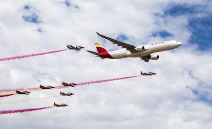 La Patrulla Águila del Ejército del Aire escolta a un Airbus de Iberia, sobre el aeródromo de Cuatro Vientos (Madrid).