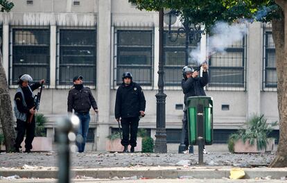 Un policía dispara bombas de gas lacrimógeno durante una protesta convocada contra el presidente tunecino, Zine el Abidine Ben Alí, en Túnez, el pasado 14 de enero.