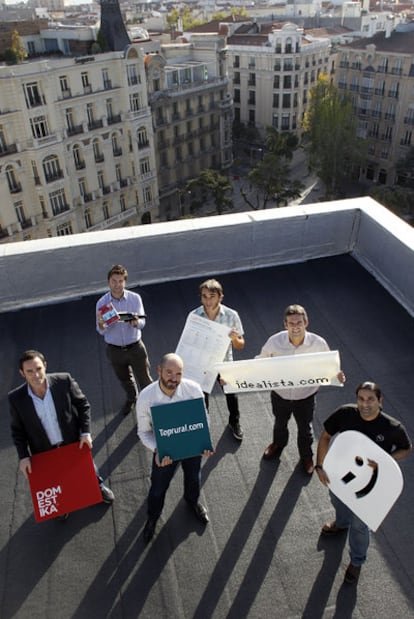 Representantes de diversas empresas de Internet, en una azotea cercana a las Cortes.