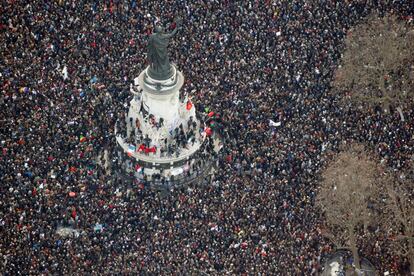 Manifestaci&oacute;n en la plaza de la Rep&uacute;blica de Par&iacute;s contra el atentado de Charlie Hebd&oacute;.