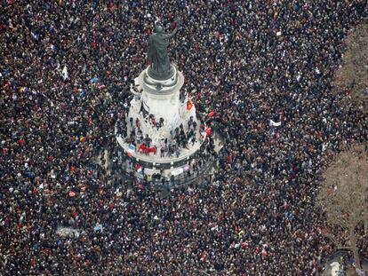 Manifestaci&oacute;n en la plaza de la Rep&uacute;blica de Par&iacute;s contra el atentado de Charlie Hebd&oacute;.