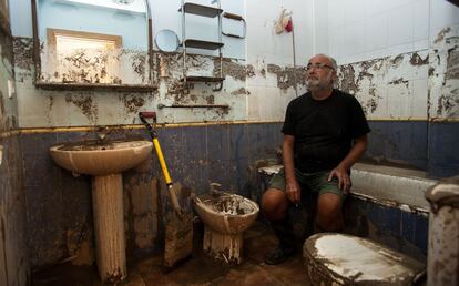 Afonso Hidalgo Moreno, jubilado de 64 años. La riada le sorprendió haciendo café en la cocina. El agua rompió las puertas de su casa y le cubrió hasta la cintura.