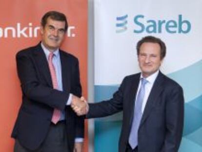 El director general de banca comercial de Bankinter, Fernando Moreno (izquierda), y el director general de Sareb, Walter de Luna. 
