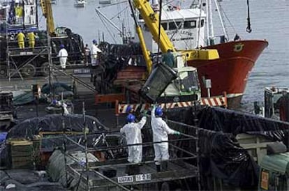 Un pesquero regresa a puerto tras recoger chapapote cerca de la costa cántabra.