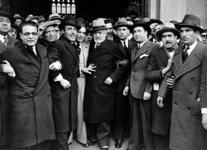 Los cambios políticos se dejaron notar, y mucho, en el callejero barcelonés. La calle bautizada originalmente como 'Gran Vía Diagonal' pasó a llamarse '14 de abril' durante los años de la Segunda República y 'Generalísimo Franco' en las casi cuatro décadas del franquismo. En 1979 el callejero toma su nombre actual, 'Diagonal'. En esa vía se realizó esta imagen.