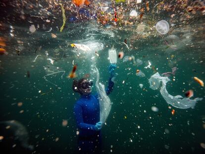 Sahika Encumen, plusmarquista mundial de apnea, se sumerge entre residuos de plástico en la costa de Estambul (Turquía), el 27 de junio de 2020.