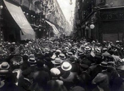 Imagen del cortejo fúnebre que siguió por las calles de Barcelona el féretro de Albéniz camino del cementerio.